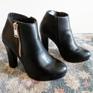 Juicy couture black ankle boot